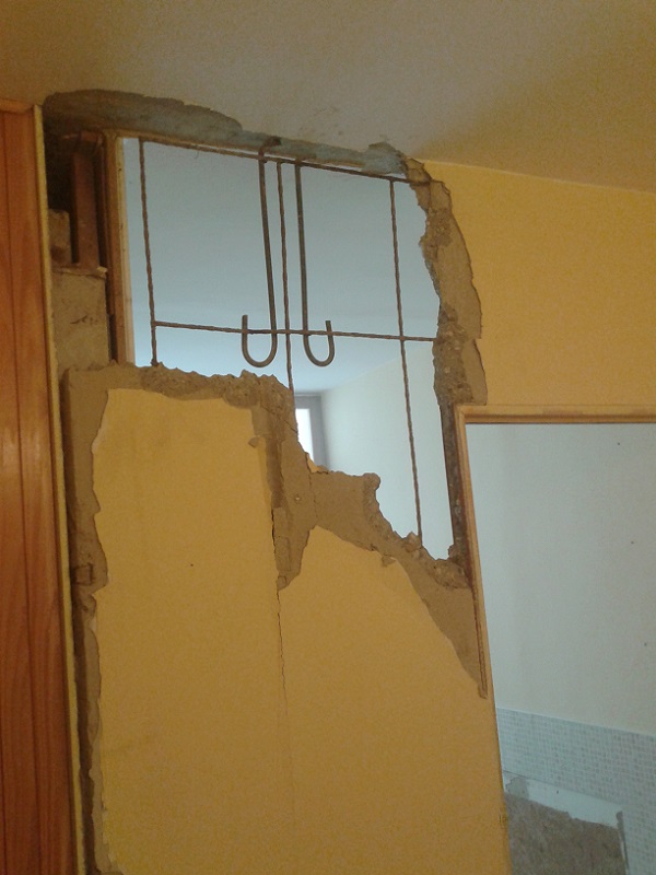Demolácia panelovej steny v Prievidzi Dlhá ul.