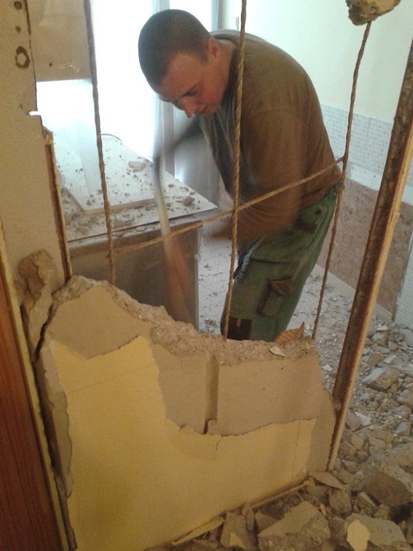 Demolácia panelovej steny v Prievidzi Dlhá ul.