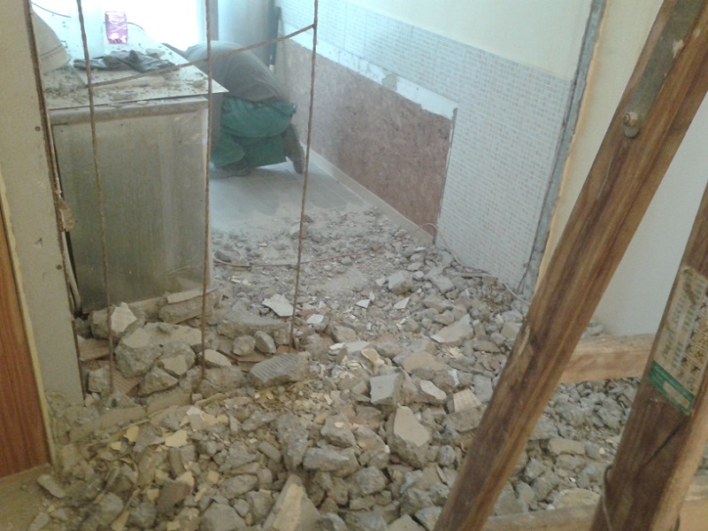 Demolácia panelovej steny v Prievidzi Dlhá ul.