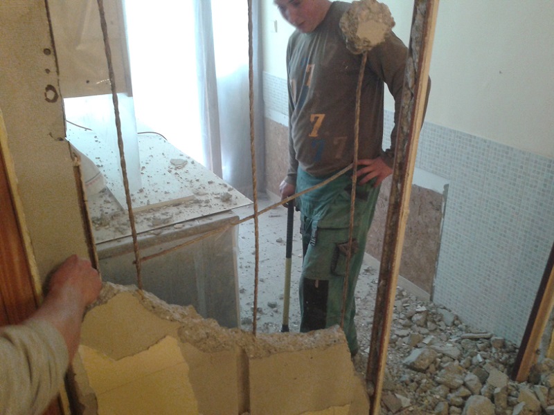 Demolácia panelovej steny v Prievidzi Dlhá ul.