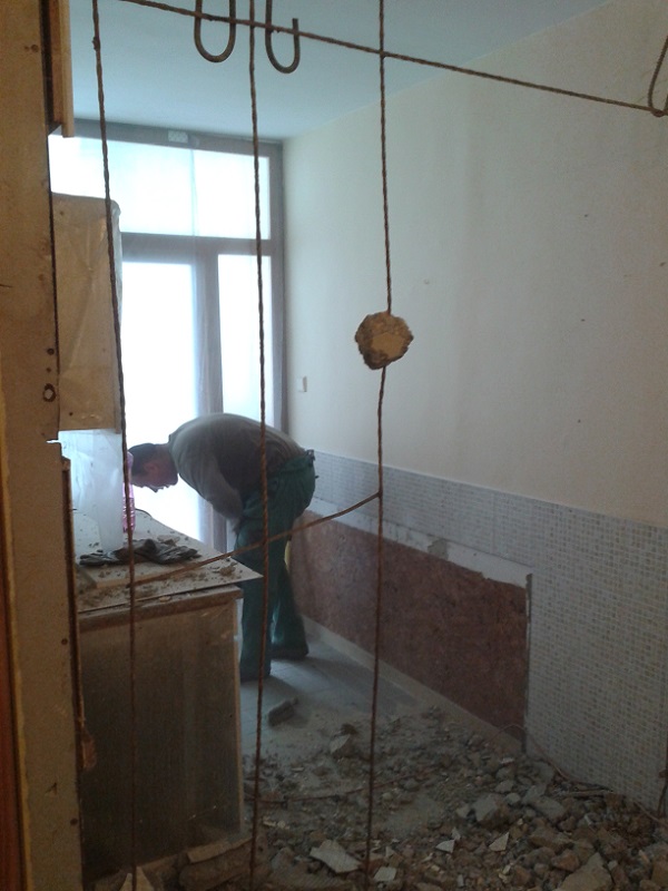 Demolácia panelovej steny v Prievidzi Dlhá ul.