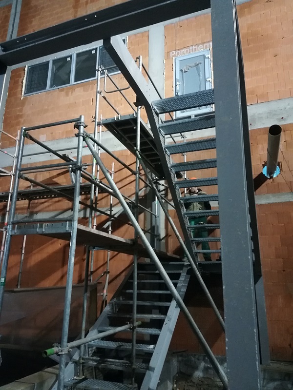 Montáž lešenia pre montáž schodiska vo Fortischem a.s. Nováky pre Ekoflex s.r.o. Bratislava