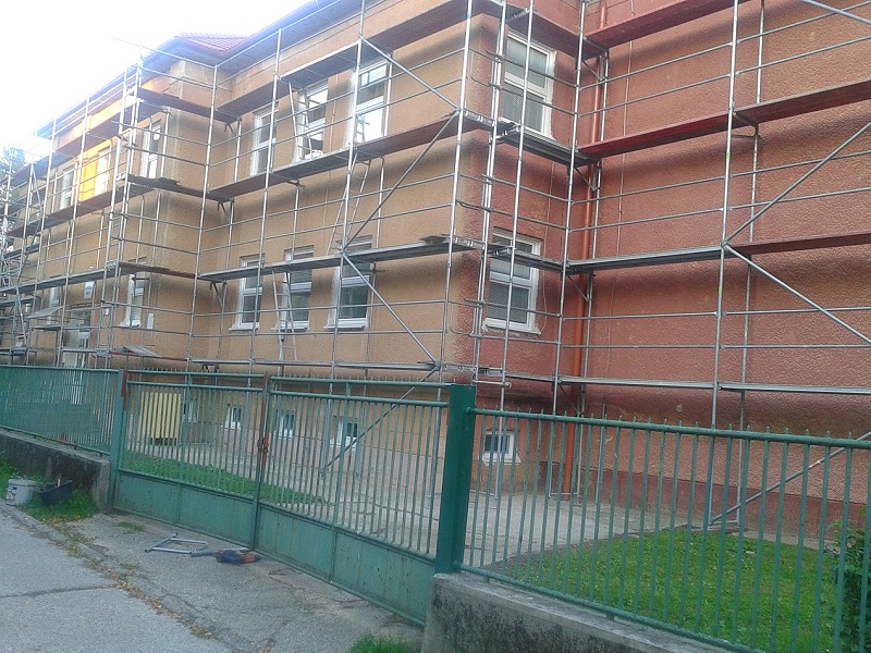 Obnova fasády – má byť Prenájom lešenia na MŠ D. Krmana v Prievidzi pre Lechstav s.r.o. Prešov