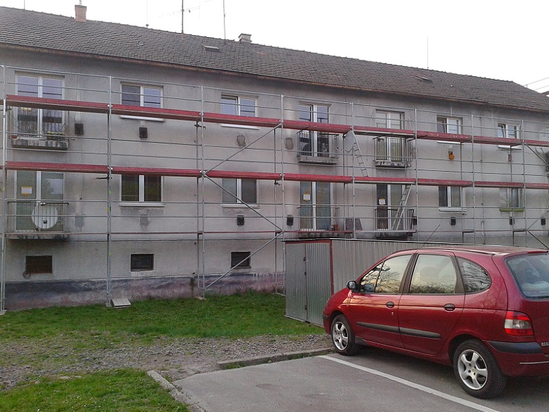 Prenájom lešenia pre kompletnú revitalizáciu bytového domu v Novákoch pre Content Plus s.r.o. Trenčín