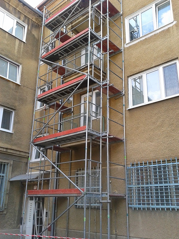 Prenájom lešenia pre revitalizáciu balkónov bytový dom Nováky pre Content Plus s.r.o. Trenčin