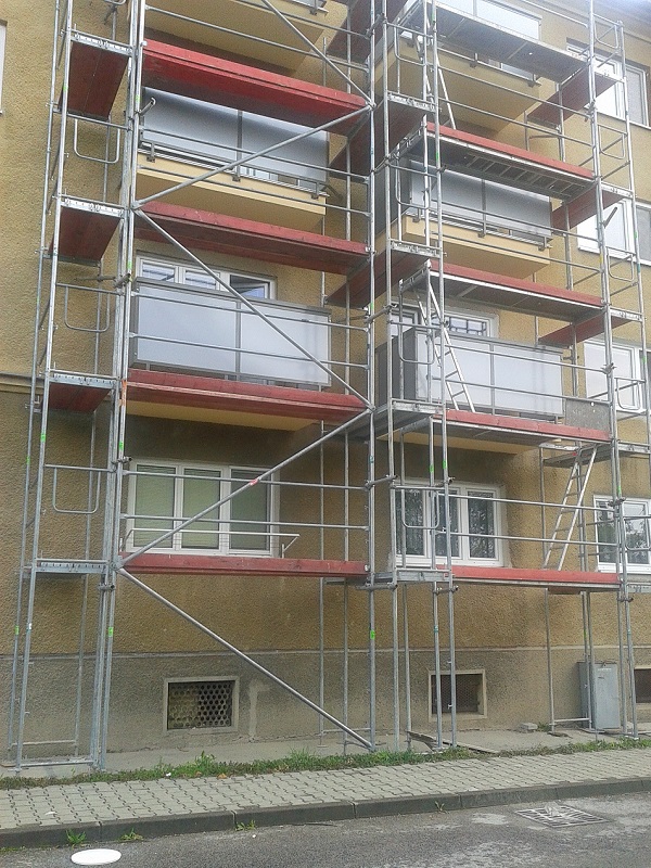 Prenájom lešenia pre revitalizáciu balkónov bytový dom Nováky pre Content Plus s.r.o. Trenčin